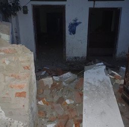 मकान में रखी आतिशबाजी में विस्फोट, ढह गया दो मंजिला मकान, दो की मौत, कई दबे