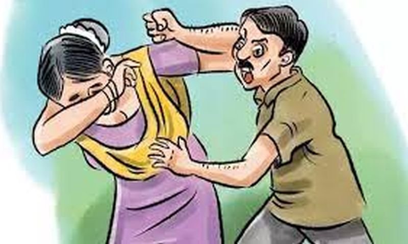 ससुराल वाले बने दुश्मन...महिला को डंडो से पीटने और धारदार हथियार से गोदने का आरोप