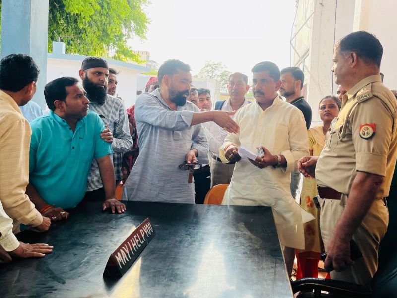 मिड-डे-मील का वीडियो बनाने को मना किया तो दबंगों ने प्रधानाध्यापक को गिराकर पीटा