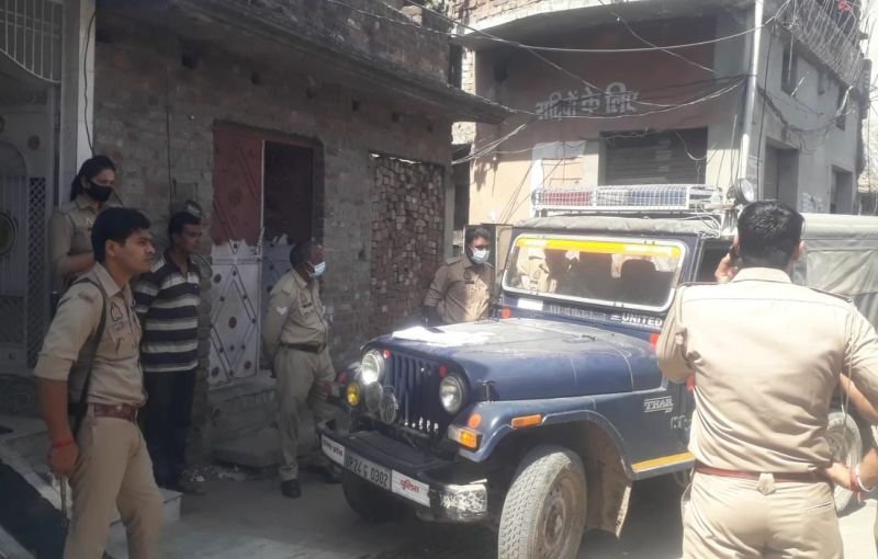 बदबू ने खोला बंद घर का 'राज' ...दरवाजा तोड़कर कमरे में पहुंची पुलिस तो अंदर था ये नजारा