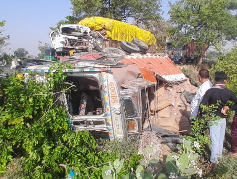 खड़े ट्रक में पीछे से आकर घुस गया दूसरा ट्रक, पलटा तो दबकर चली गई चालक की जान