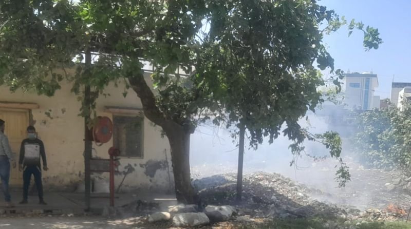 ये जिला अस्पताल है ! यहां दवाएं नहीं मर्ज बंटता है, दम घुटे या जान जाए, किस को फर्क पड़ता है