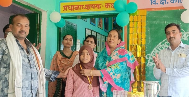 अव्वल बेटियांः अलीफा, सना, नूर सबा और शिफा परवीन व अर्श ने पाया पहला स्थान