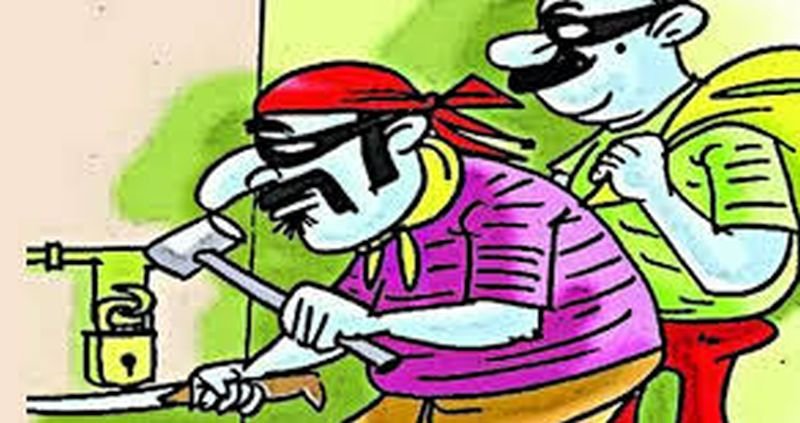 कूड़े के ढेर ने किया सीढ़ी का काम, घर में घुसकर चोर ले गए साढ़े छह लाख का माल