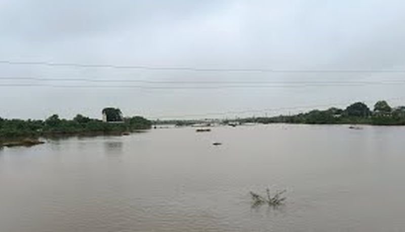 दोपहर में गंगा किनारे जुट गई भीड़, आखिर ऐसा क्या देखा लोगों ने...