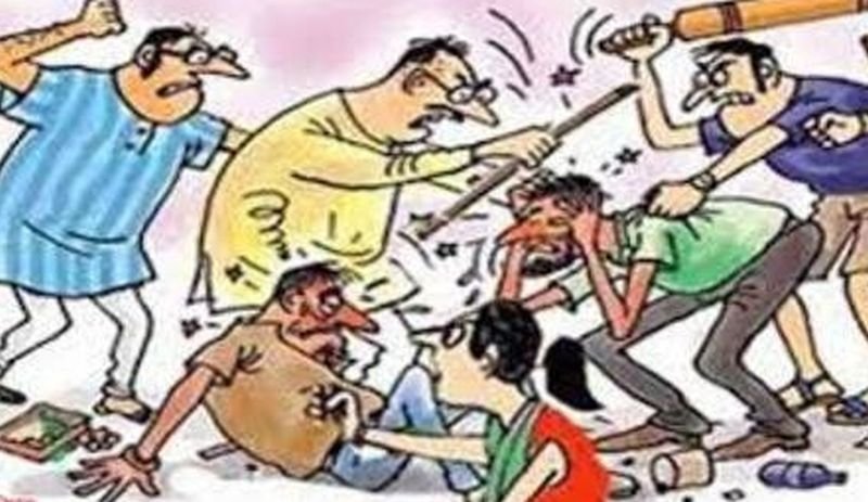 'पेप्सी' ने लगन में करा दिया बबाल, एक दूसरे पर बरसाईं लाठियां, दो खौलते तेल से झुलसे