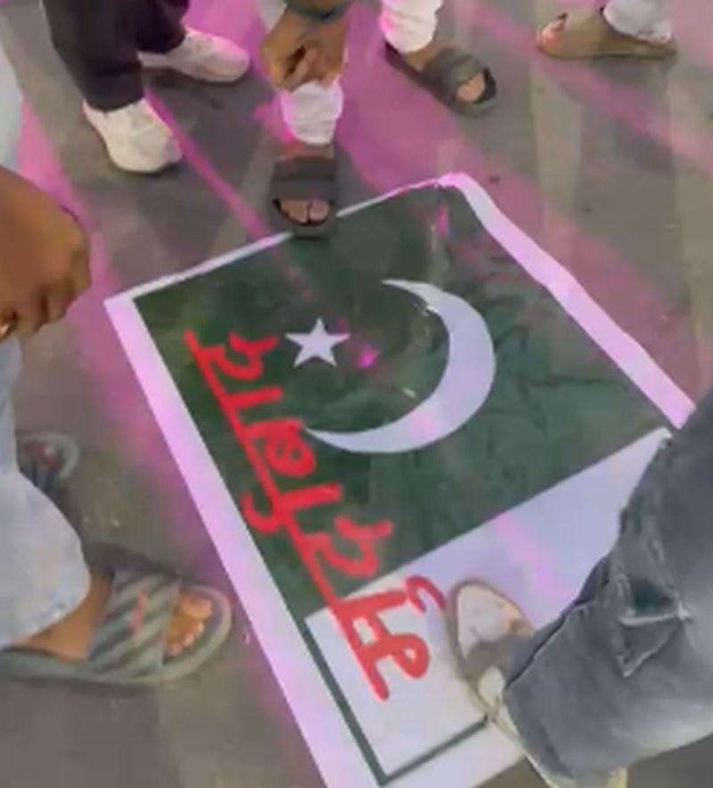 वीडियोः आक्रोशित युवाओं ने पाक के झंडे को पैरों तले रौंदा, प्रदर्शन किया