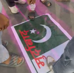 वीडियोः आक्रोशित युवाओं ने पाक के झंडे को पैरों तले रौंदा, प्रदर्शन किया