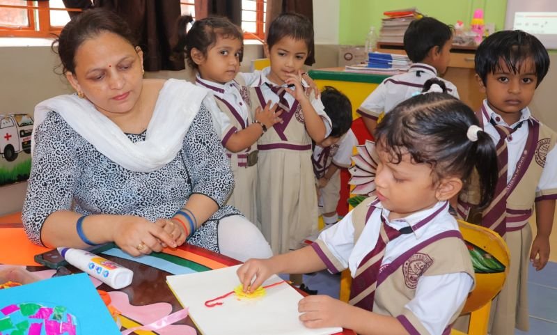 मदर एथीना स्कूल में बच्चों ने बनाई सुंदर राखियां, खुद का हुनर देखकर खिल उठे चेहरे