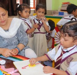 मदर एथीना स्कूल में बच्चों ने बनाई सुंदर राखियां, खुद का हुनर देखकर खिल उठे चेहरे