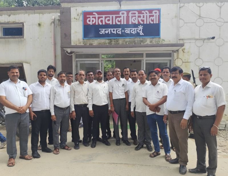 वकील को झूठे मुकदमे में फंसाने और जान से मारने की मिली धमकी, लामबंद होकर पहुंचे कोतवाली