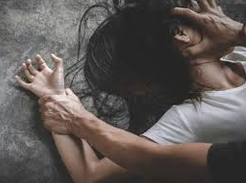 मुंह में कपड़ा ठूंसकर नाबालिग से दुष्कर्म, पिता ने पकड़ा तो हाथ में काटकर भागा आरोपित