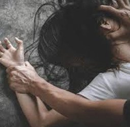 मुंह में कपड़ा ठूंसकर नाबालिग से दुष्कर्म, पिता ने पकड़ा तो हाथ में काटकर भागा आरोपित