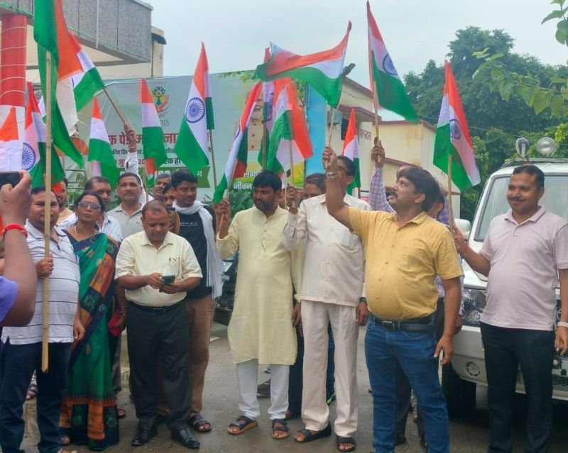 राज्य कर्मचारी संयुक्त परिषद ने निकाली तिरंगा यात्रा, देशभक्ति के लगाए नारे