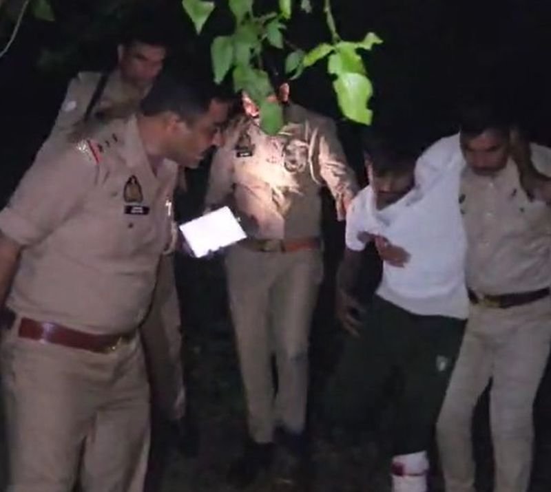 लूट के बाद दरोगा की मां की हत्या करने वाला बदमाश पैर में गोली मारकर पुलिस ने पकड़ा
