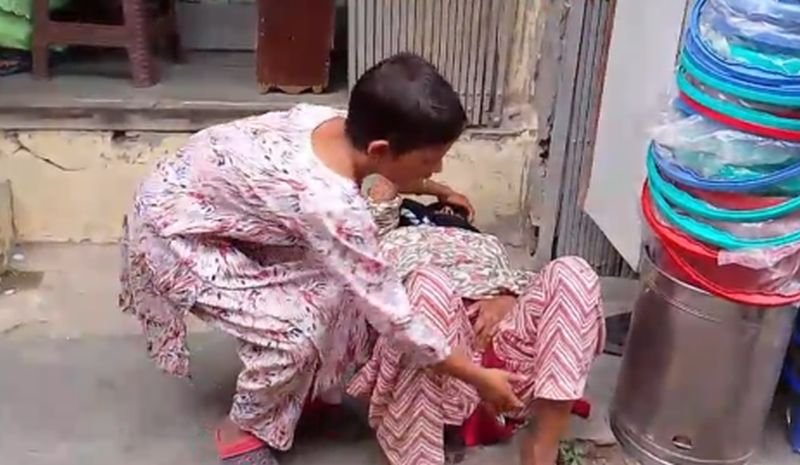 बीच बाजार गोवंश का हमला...पहले महिला को पटका फिर पेट के नीचे घुसा दिए दोनों सींग