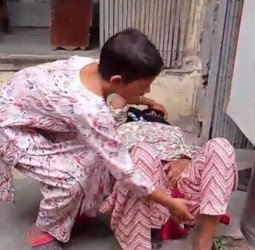 बीच बाजार गोवंश का हमला...पहले महिला को पटका फिर पेट के नीचे घुसा दिए दोनों सींग