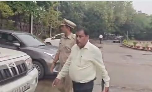 महिलाओं के अंडरगारमेंट्स का पूछता था साइज, छूता था इधर-उधर...जानिये किस मंत्री के निजी सचिव की है करतूत