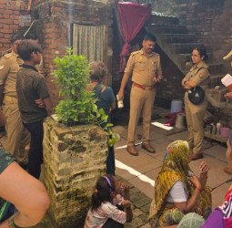 पत्नी का गला रेता...फिर फंदे पर लटक गया पति, ई-रिक्शा में बैठकर लहूलुहान पत्नी पहुंची मायके