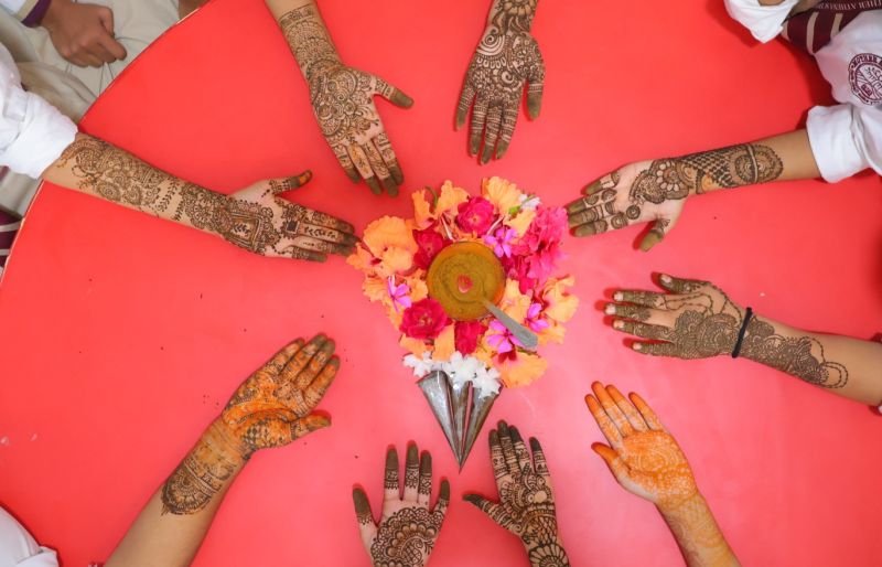मदर एथीना स्कूल में छात्राओं ने अपने हाथों पर सजाई मेंहदी