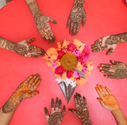 मदर एथीना स्कूल में छात्राओं ने अपने हाथों पर सजाई मेंहदी