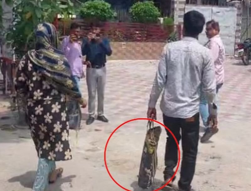 थैले में थी बच्चे की लाश...पिता पहुंचा डीएम कार्यालय, बोला- 'मेरा बच्चा मार दिया'