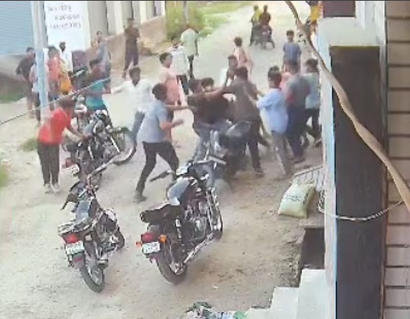 वीडियोः भिड़ गए जिम के 'पहलवान'...लात-घूंसे, डंडे, जिसको जो मिला एक दूसरे पर बरसाया