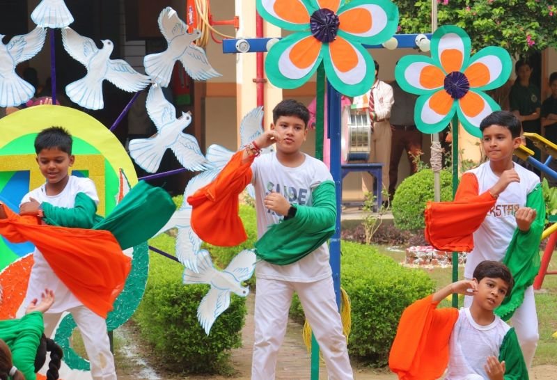 तिरंगे के रंग में रंगे बच्चे, मदर एथीना स्कूल में हर्षाेल्लास से मनाया गया स्वतंत्रता दिवस