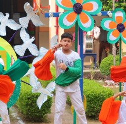 तिरंगे के रंग में रंगे बच्चे, मदर एथीना स्कूल में हर्षाेल्लास से मनाया गया स्वतंत्रता दिवस