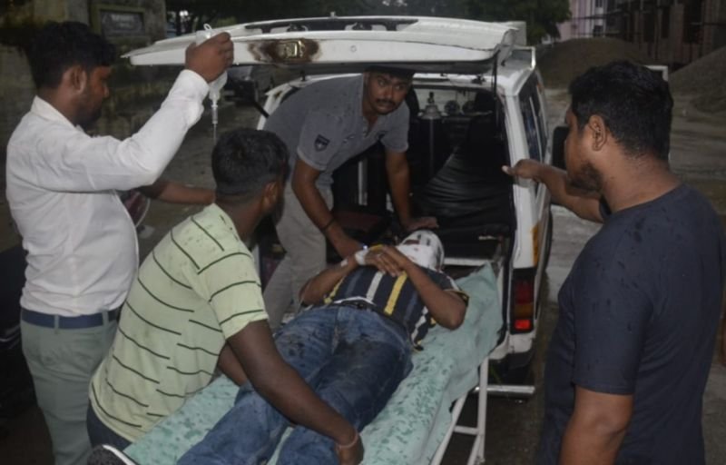 टैंकर से भिड़ी कार, बिसौली के मासूम की मौत, मां-बाप समेत पांच लोग घायल