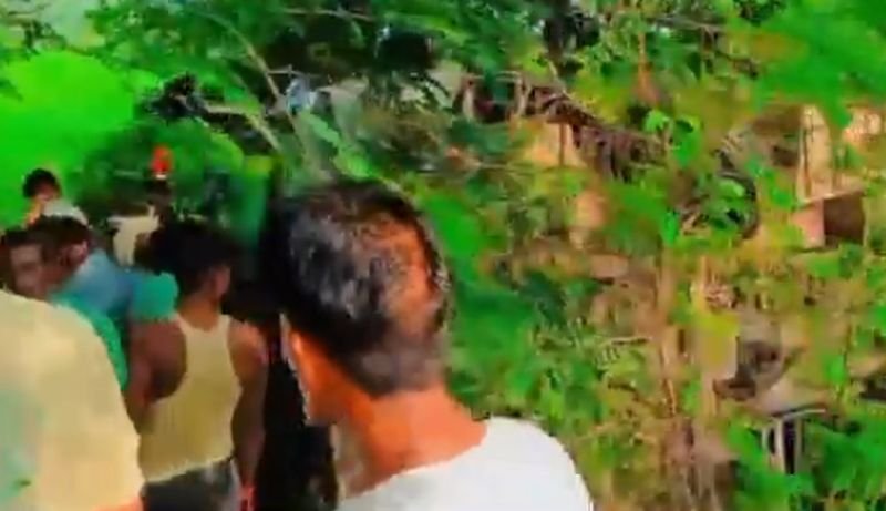 बाइक को टक्कर मारकर पलटी बस, बाइक सवार युवक की मौत, कई लोग घायल