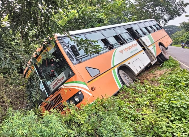 डग्गामार की 'दबंगई'...पहले किया ओवरटेक, फिर साइड में कर दी अपनी बस, रोडवेज बस खंती में जा घुसी