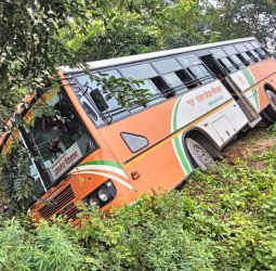 डग्गामार की 'दबंगई'...पहले किया ओवरटेक, फिर साइड में कर दी अपनी बस, रोडवेज बस खंती में जा घुसी