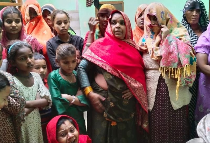 तीन साल की बच्ची के ऊपर से उतर गए दो पहिये...कुचलकर भाग गया स्कूल की गाड़ी का ड्राइवर