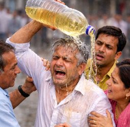 अधिकारी नहीं कर रहे सुनवाई...तहसील में ज्वलनशील पदार्थ छिड़ककर खुद को जलाने का प्रयास