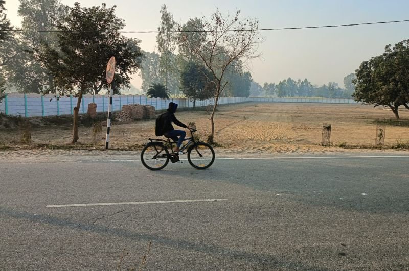 सहसवान में विवादित जमीन पर लगवाई बाउंड्री वॉल, बेचने की तैयारी शुरू