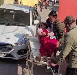 पति-पत्नी में थी तकरार, सुलझाने को बैठी पंचायत तो समधी ने समधन पर चला दी गोली