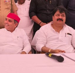 ये 'अपनापन' यूं ही या फिर सियासी...राजनीति के गलियारों में चर्चा में रही इन दोनों नेताओं की दुश्मनी