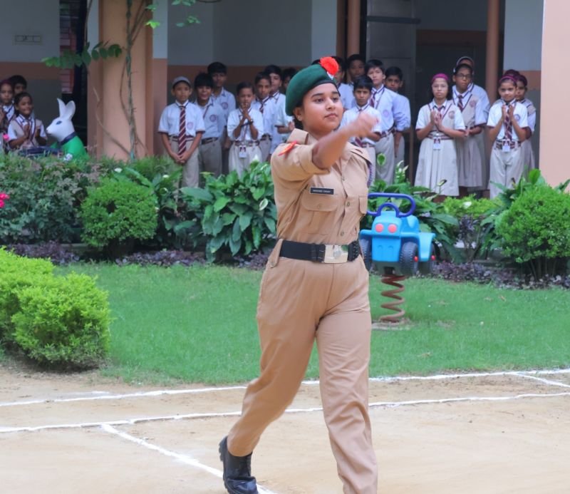 मदर एथीना स्कूल में एनसीसी कैडेट्स को रैंक देकर किया सम्मानित