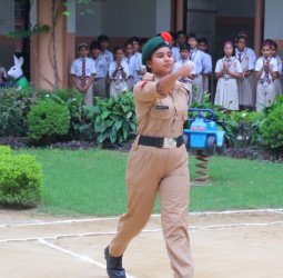 मदर एथीना स्कूल में एनसीसी कैडेट्स को रैंक देकर किया सम्मानित