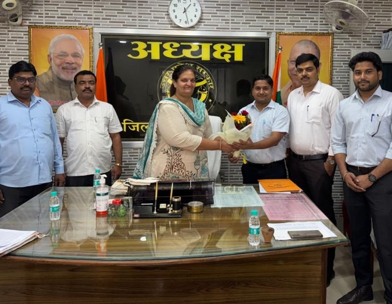 जिला पंचायत के अभियंता को कार्यभार ग्रहण कराया