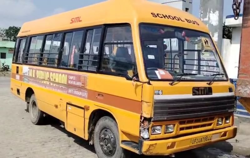 आरके पब्लिक स्कूल की बस ने तीन लोगों को मारी टक्कर, बस व चालक हिरासत में