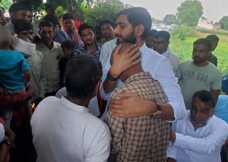 शोकाकुल परिवारों से मिले सांसद आदित्य यादव, दी सांत्वना, बोले- 'हरसंभव मदद करेंगे'