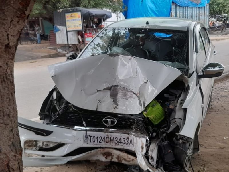 पेड़ से टकराई कार, मामा के घर से लौट रहे युवक की मौत