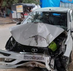 पेड़ से टकराई कार, मामा के घर से लौट रहे युवक की मौत