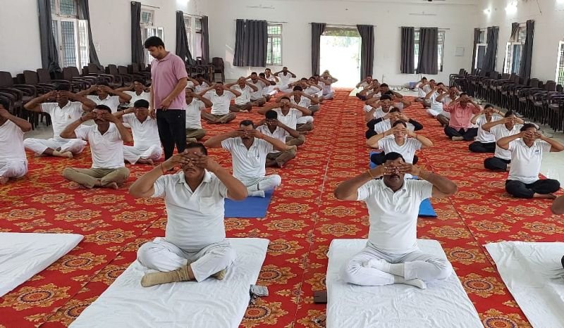 पुलिस लाइन में पांच दिवसीय योग शिविर प्रारम्भ