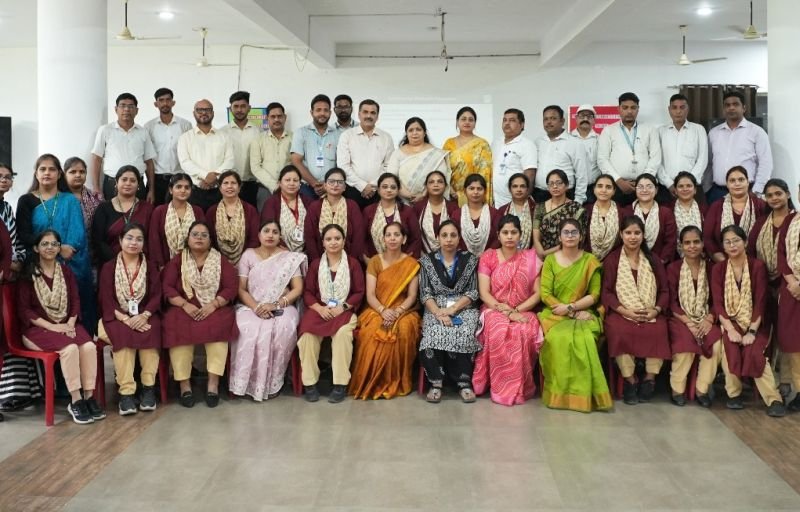 ब्लूमिंगडेल स्कूल के जीव विज्ञान के विद्यार्थियों ने किया आईवीआरआई का भ्रमण