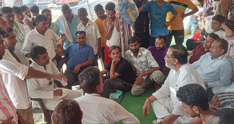 जनता दल (समाजवादी) ने नुमाइश का दौरा कर पीड़ित दुकानदारों से की बात