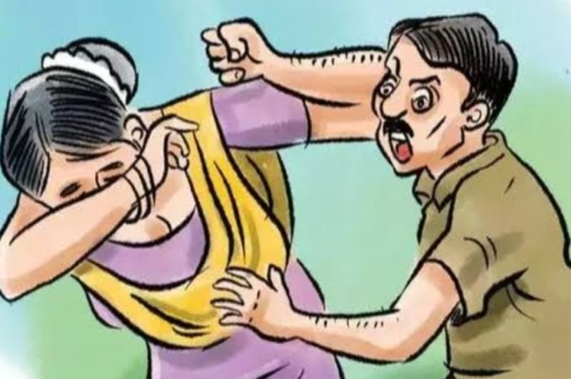 महिला का हाथ पकड़कर बोला सभासद...'मेरी इच्छा पूरी कर दो, आवास दिला दूंगा'