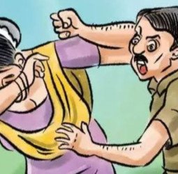 महिला का हाथ पकड़कर बोला सभासद...'मेरी इच्छा पूरी कर दो, आवास दिला दूंगा'